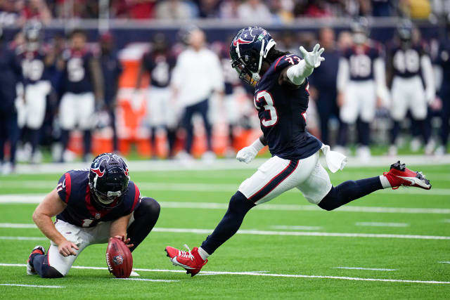 Texans running back Dare Ogunbowale kicks a field goal during the fourth quarter against the Tampa Bay Buccaneers at NRG Stadium.